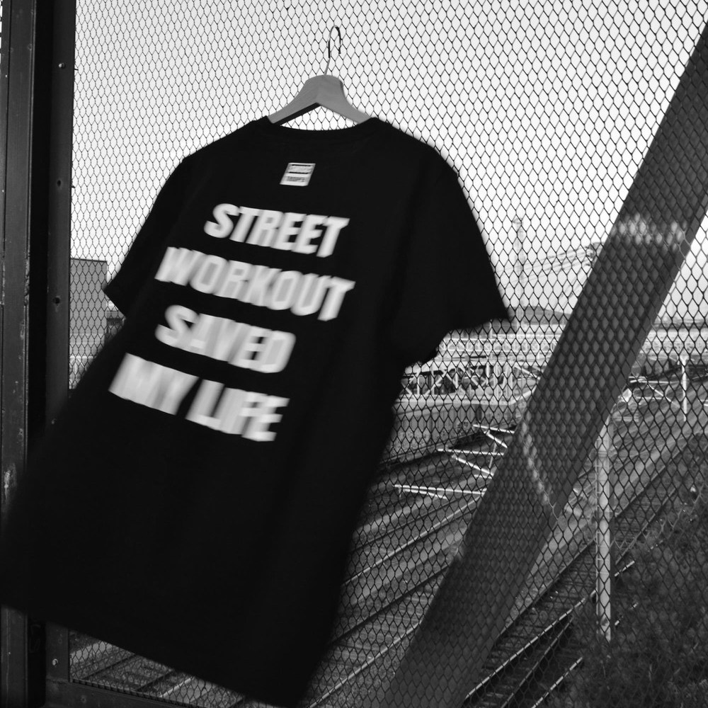 Camiseta Street Workout blanco y negro brand